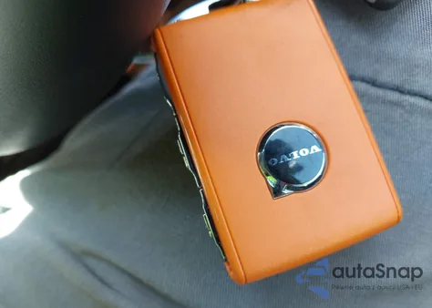 2025 Volvo V60 Cross Country B5 Plus z USA, uszkodzony, nr VIN YV4L12WK2S2149755